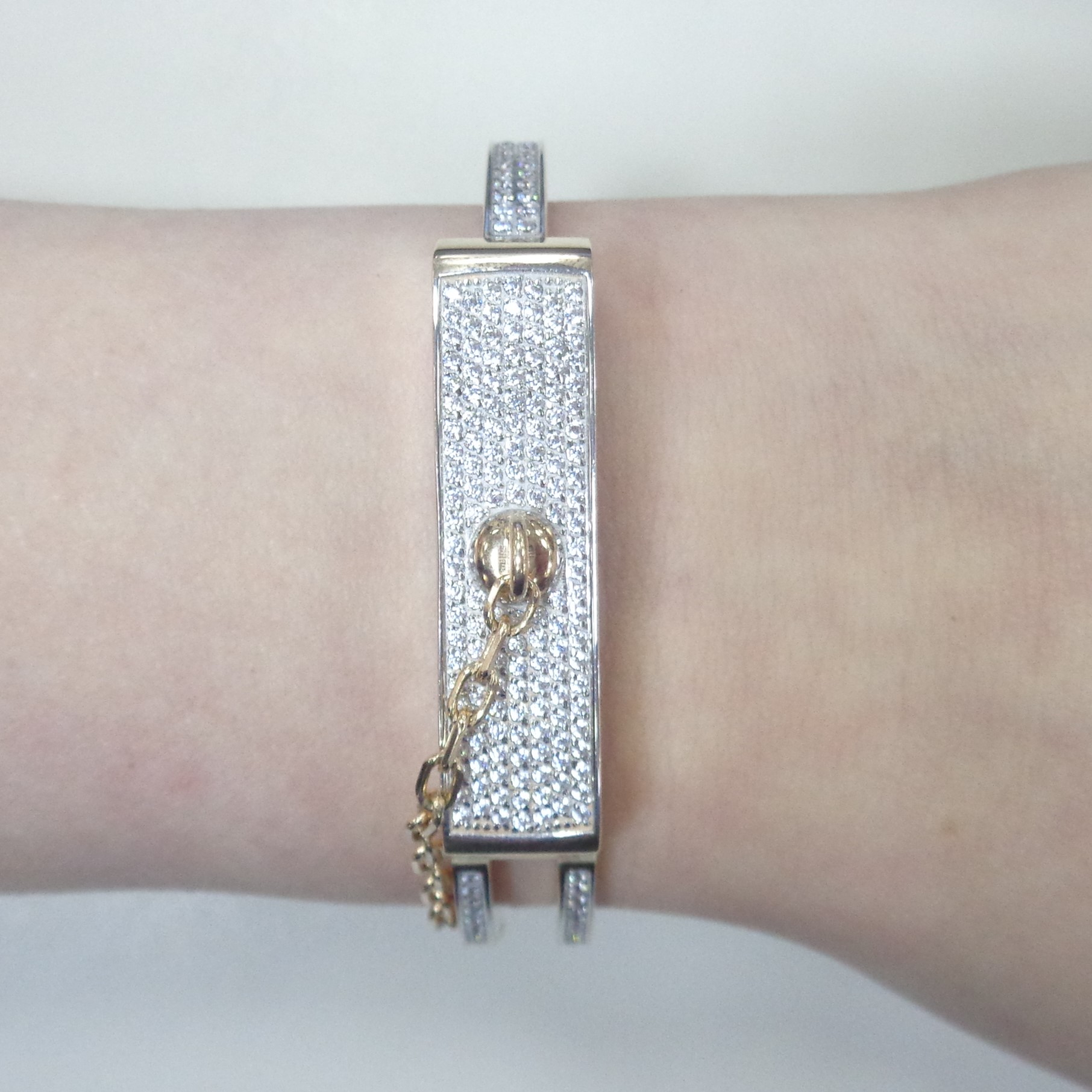 Жесткий браслет из золота с фианитами